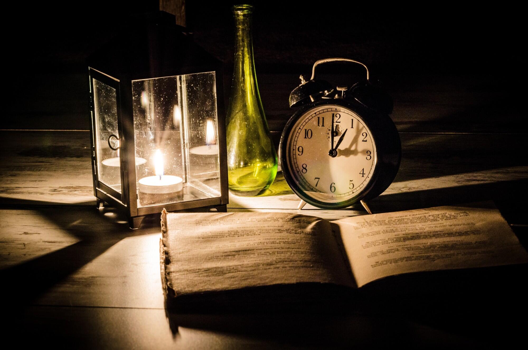 desk-book-candle